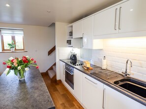 Dishwasher, cookware/dishes/utensils - The Mill House (Louth)