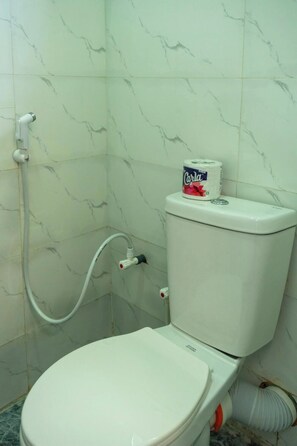 Sèche-cheveux, bidet, serviettes fournies, papier toilette