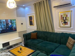 TV - Live By The Water 2-BR-APT  With 24Hrs Power & Starlink WiFi (Lagos)