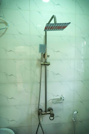 Sèche-cheveux, bidet, serviettes fournies, papier toilette