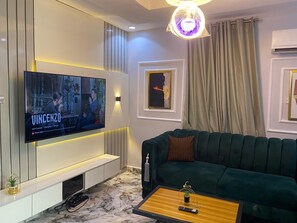 TV - Live By The Water 2-BR-APT  With 24Hrs Power & Starlink WiFi (Lagos)