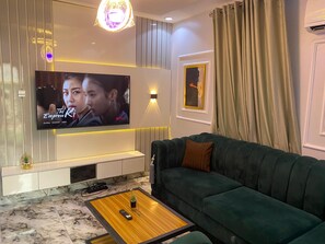 TV - Live By The Water 2-BR-APT  With 24Hrs Power & Starlink WiFi (Lagos)