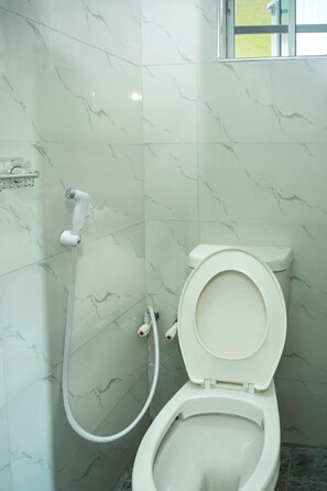 Sèche-cheveux, bidet, serviettes fournies, papier toilette