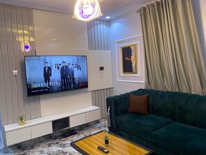 TV - Live By The Water 2-BR-APT  With 24Hrs Power & Starlink WiFi (Lagos)