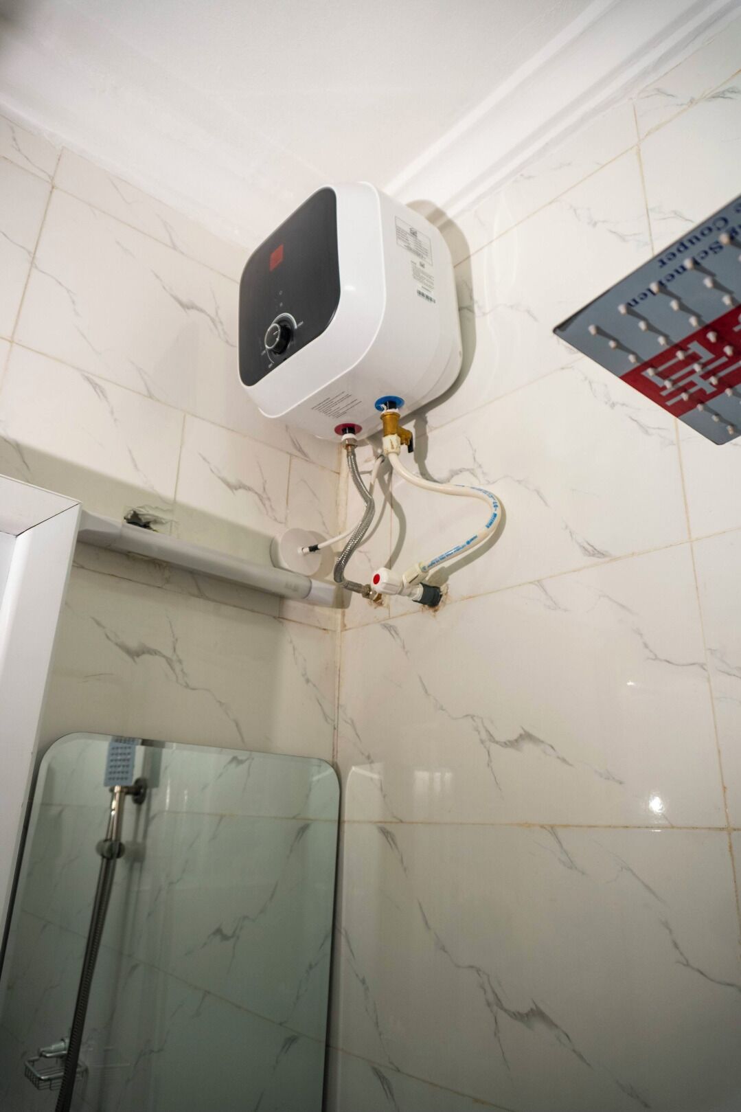 Haartrockner, Bidet, Handtücher, Toilettenpapier