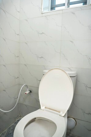 Sèche-cheveux, bidet, serviettes fournies, papier toilette