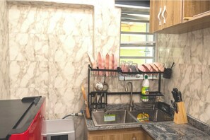 Microwave, oven, stovetop - Live By The Water 2-BR-APT  With 24Hrs Power & Starlink WiFi (Lagos)