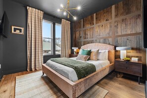 3 makuuhuonetta, työpöytä, silitysrauta/-lauta, vauvan matkasänky