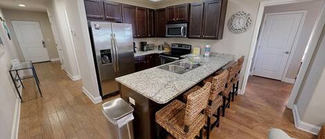 Kjøleskap, mikrobølgeovn, ovn og kokeplater