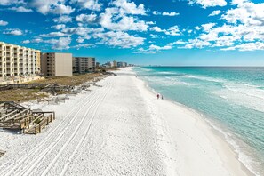 Beach nearby - Remodeled Close to the Beach Islander 603 (Destin)