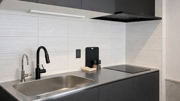 Réfrigérateur, micro-ondes, four, plaque de cuisson