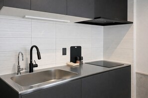 冷蔵庫、電子レンジ、オーブン、コンロ