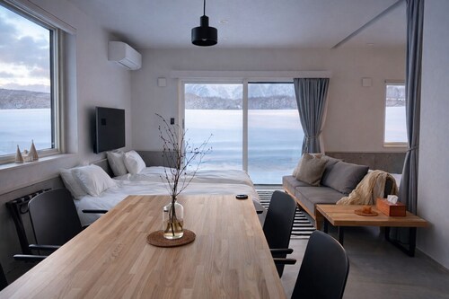 Private Mountain Villa in Niseko | Nordic Sauna | 5 min Drive to Ski Resorts