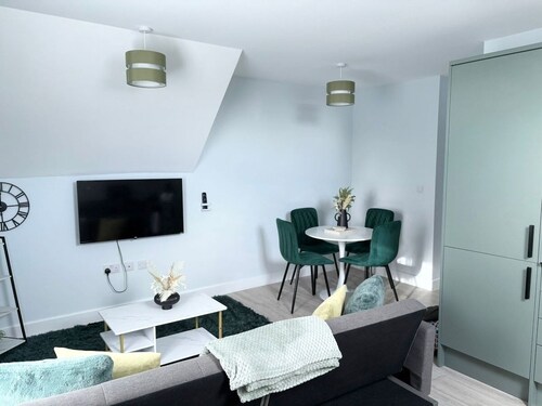 Elegant Retreat 6 Mins Drive from Ferry + Parking