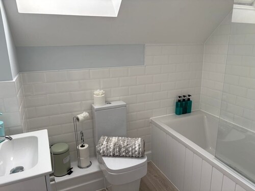 Elegant Retreat 6 Mins Drive from Ferry + Parking
