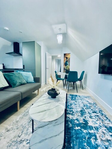 6-Bed Coastal Flat, Walk to Castle & Parking