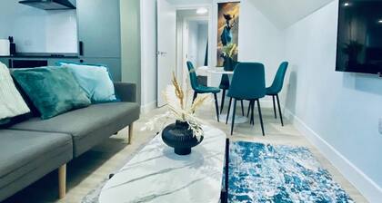 6-Bed Coastal Flat, Walk to Castle & Parking