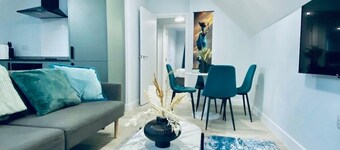 6-Bed Coastal Flat, Walk to Castle & Parking