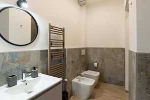 Een douche, een haardroger, een bidet, handdoeken