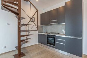 Wasserkocher mit Kaffee-/Teezubehör, Kühlschrank, Ofen, Herdplatte