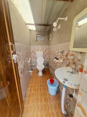 Family Double or Twin Room | Bilik Mandi | Tuala disediakan, sabun, syampu 