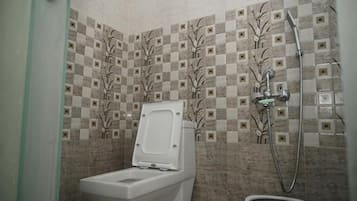 Basic-enkeltværelse | Badeværelse | Håndklæder, Sæbe, Shampoo