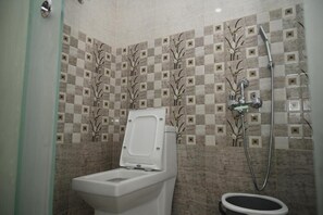 Basic Single Room | Bathroom | Towels, soap, shampoo