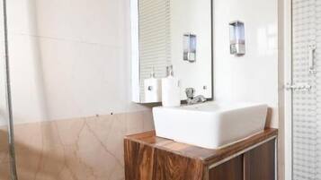 Habitación familiar con 1 cama doble o 2 individuales | Baño | Toallas, jabón y champú