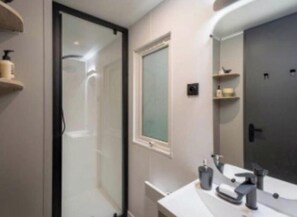 Shower - Mobile Home 'Vallons 49' with Shared Pool and Terrace (Saint-Gervais)