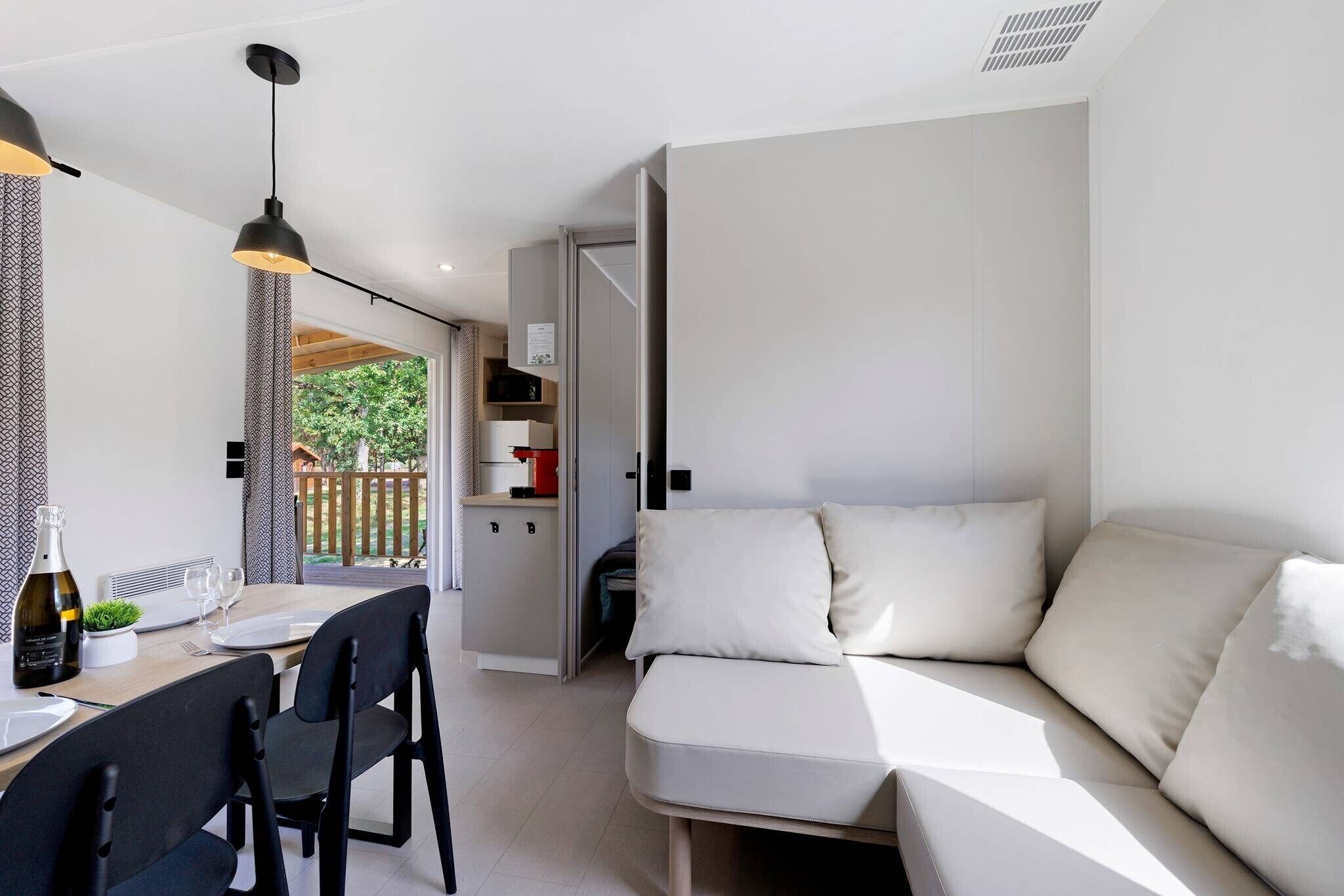 Un interior moderno con comedor, sofá y cocina.
