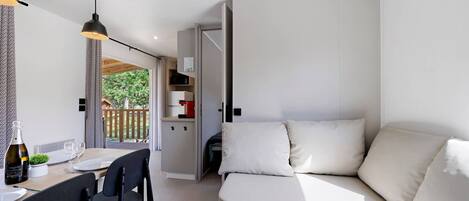 Un interior moderno con comedor, sofá y cocina.