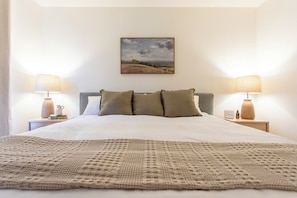 Iron/ironing board, WiFi, bed sheets - The Ada House - Designer Gem in Central Ada (Ada)