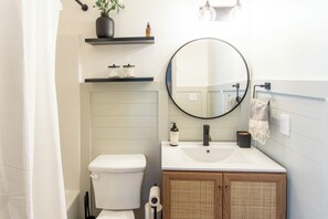 Hair dryer, towels, soap, toilet paper - The Ada House - Designer Gem in Central Ada (Ada)
