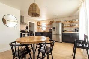 Private kitchen - The Ada House - Designer Gem in Central Ada (Ada)