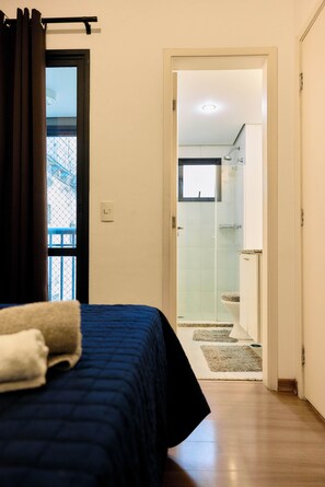 A bedroom with a bed, a window with curtains, and a view of a balcony. - Panoramic View and Heated Pool in São Paulo (São Paulo)
