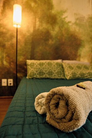 2 habitaciones, escritorio, tabla de planchar con plancha y wifi gratis 