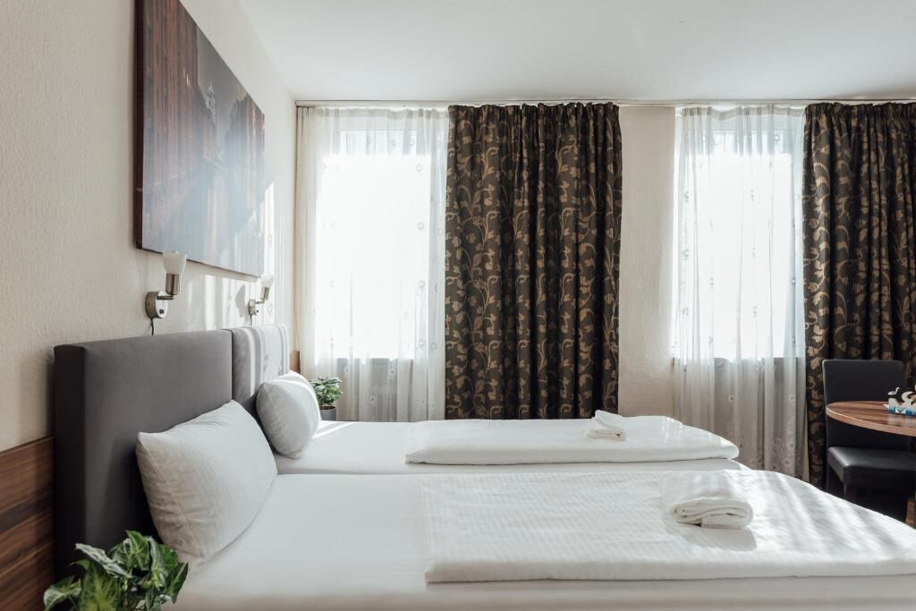 Standard Triple Room | Desk, free WiFi