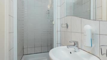 تجهيزات دش، مجففات شعر، مناشف، صابون