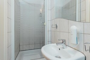 Shower, hair dryer, towels, soap - Hotel Hanseat Hamburg (Hamburg)