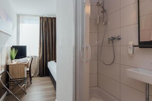 Standard Single Room | Bathroom | Shower, hair dryer, towels, soap - Hotel Hanseat Hasmburg (Hamburg)