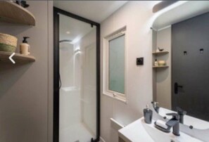 Shower - Mobile Home 'Vallons 53' with Shared Pool and Terrace (Saint-Gervais)