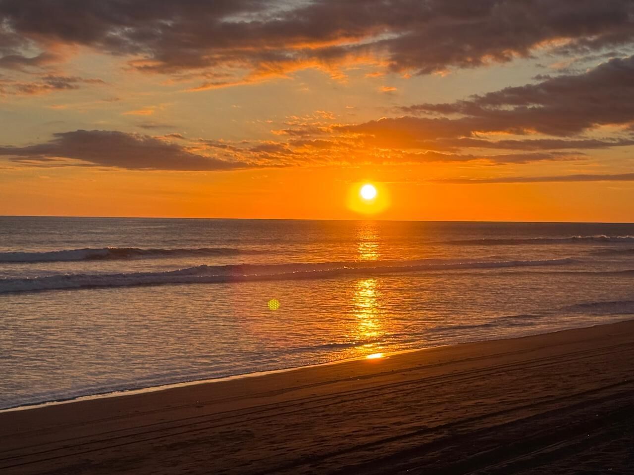Na praia, areia preta 
