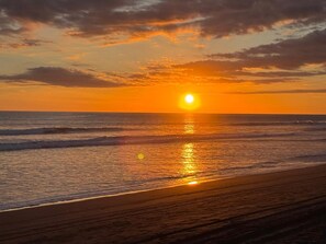 A la platja i platja de sorra negra 