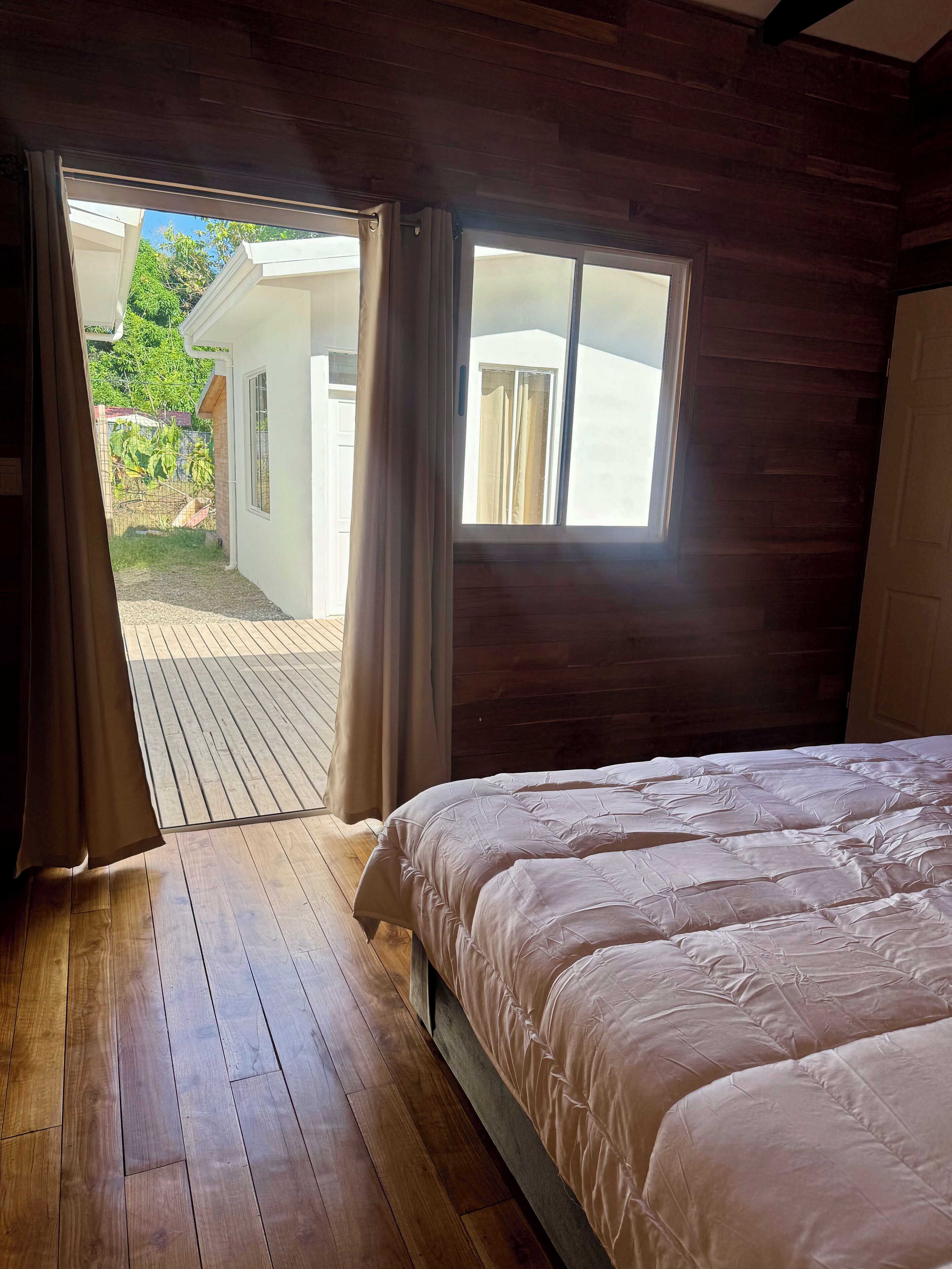 Cortinas blackout, tabla de planchar con plancha y wifi gratis 