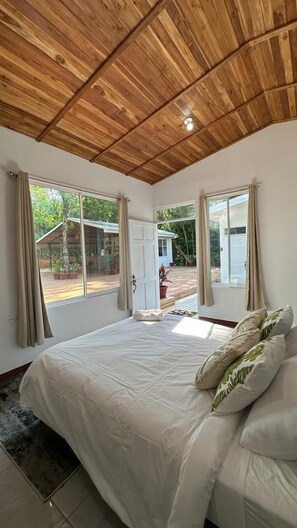 Habitación Deluxe | Cortinas opacas, tabla de planchar con plancha, wifi gratis