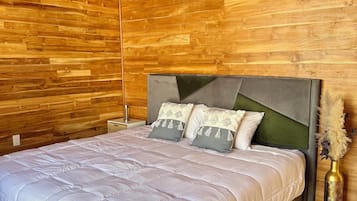 Quarto superior | Cortinas blackout, ferros/tábuas de passar roupa, Wi-Fi de cortesia