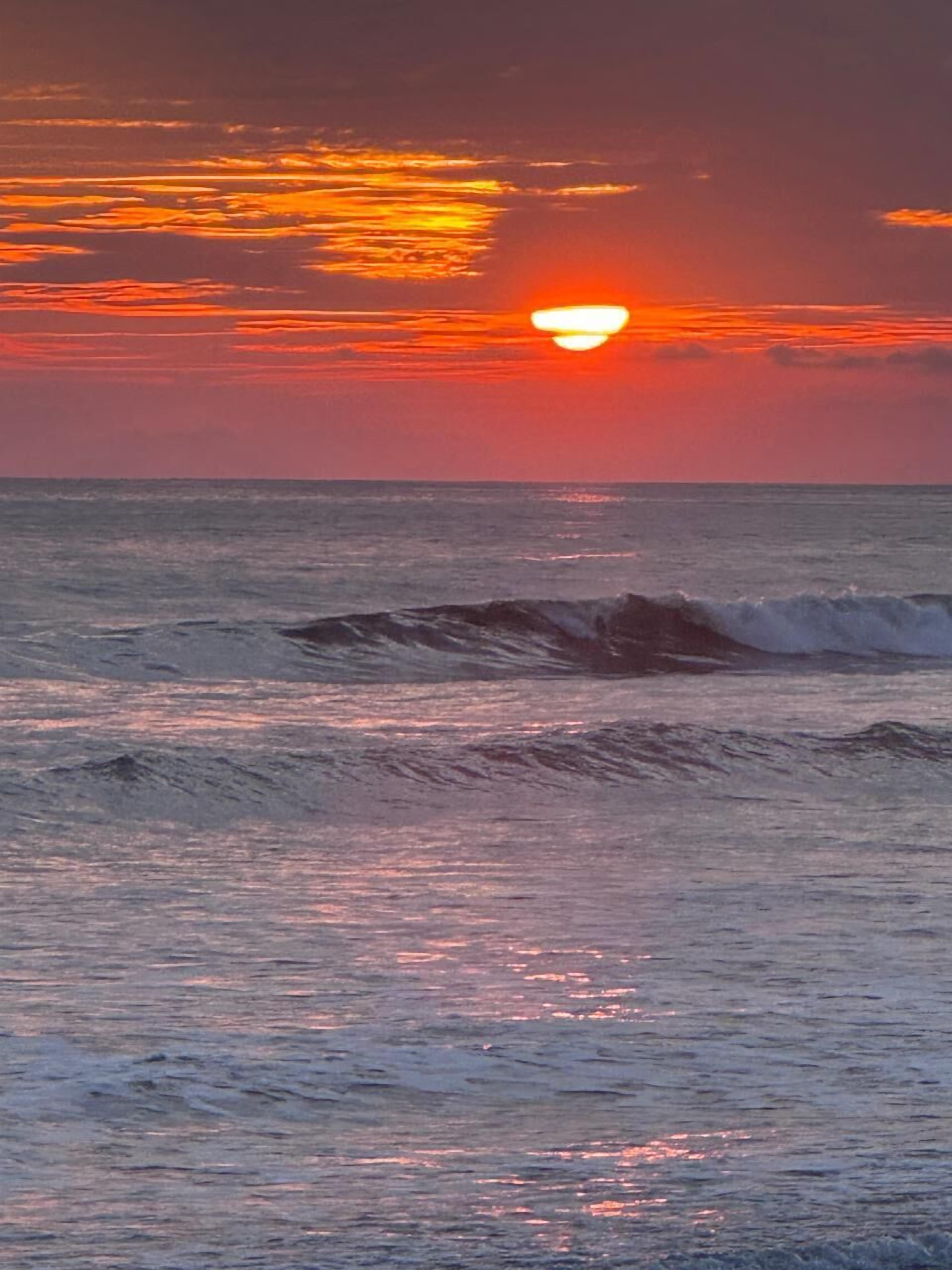 Na praia, areia preta 