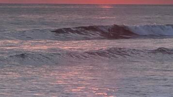 Na praia, areia preta