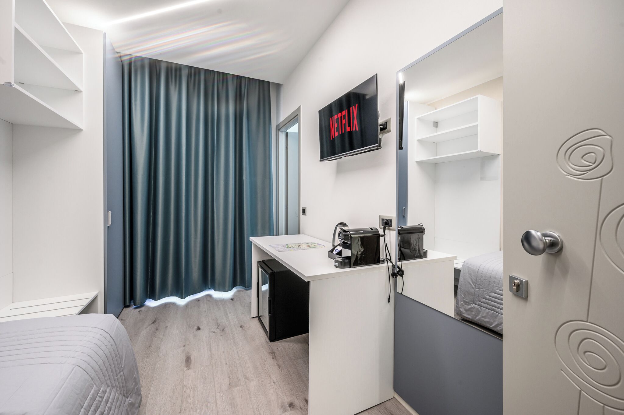 خزنة داخل الغرفة وتجهيزات عازلة للصوت وواي فاي مجانًا