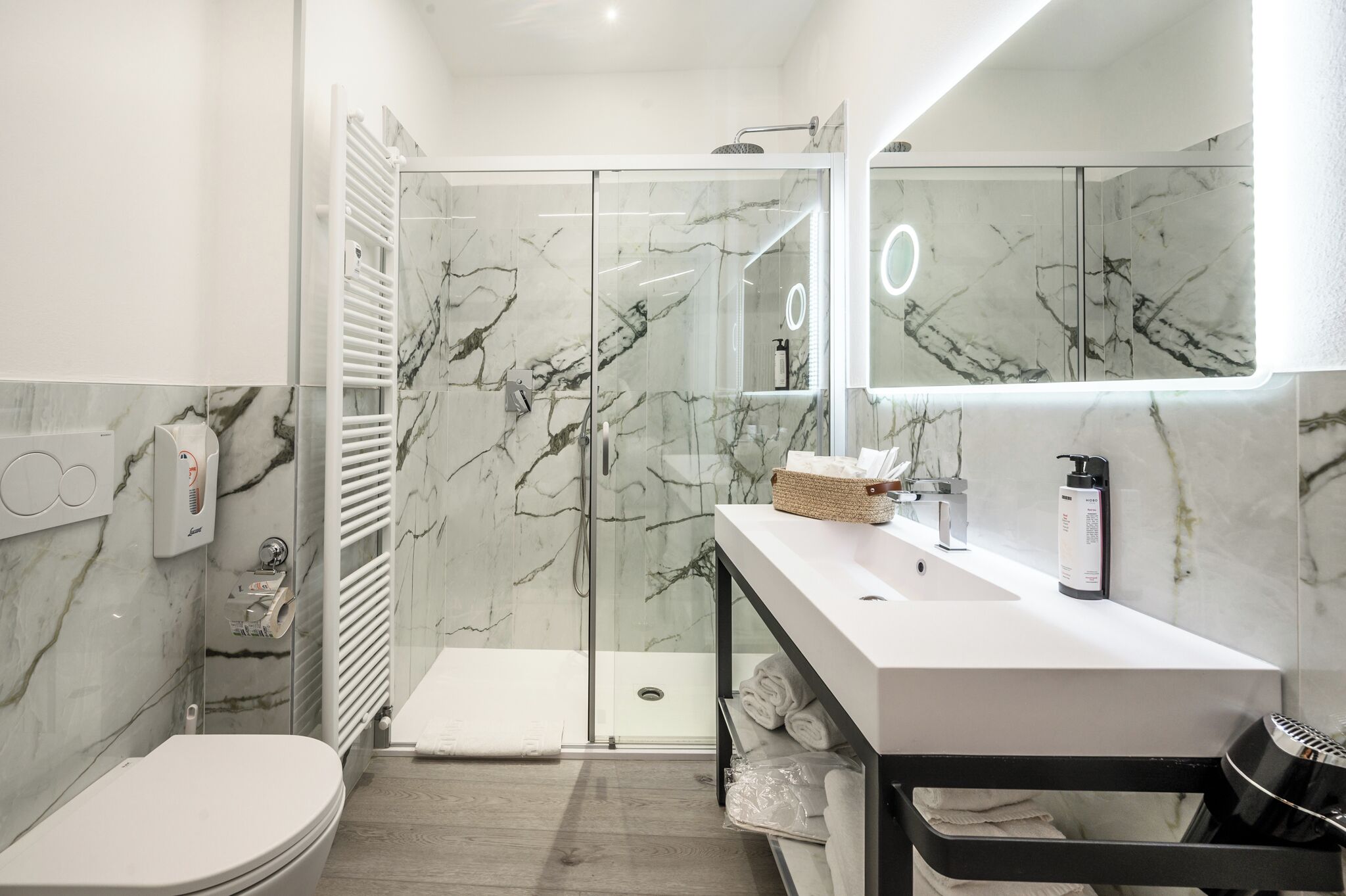 Tripla familiare, balcone, vista cortile | Bagno | Pantofole